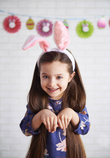 ウサギ コスチュームで遊び心のある女の子の肖像画  - 写真・画像