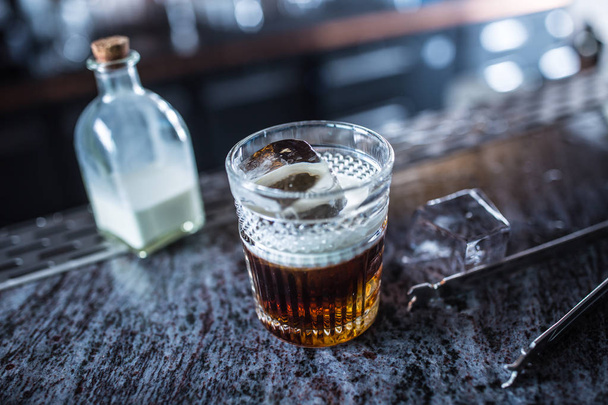 White russian cocktail drink at barcounter in night club or restaurant - Фото, зображення