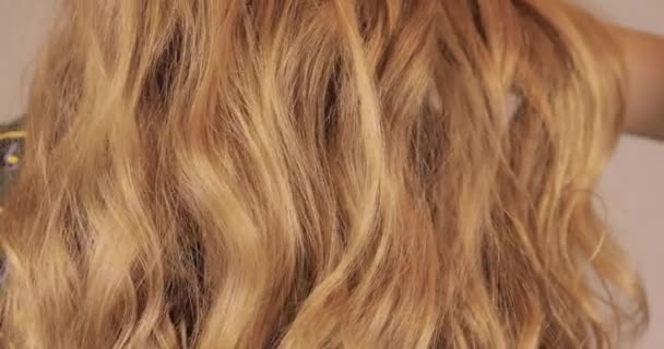 Vlnité velké bílé červené vlasy pomalu pohybující - Záběry, video