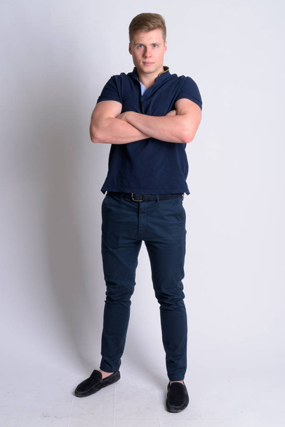 Full body shot of young blonde handsome man with arms crossed - Foto, immagini