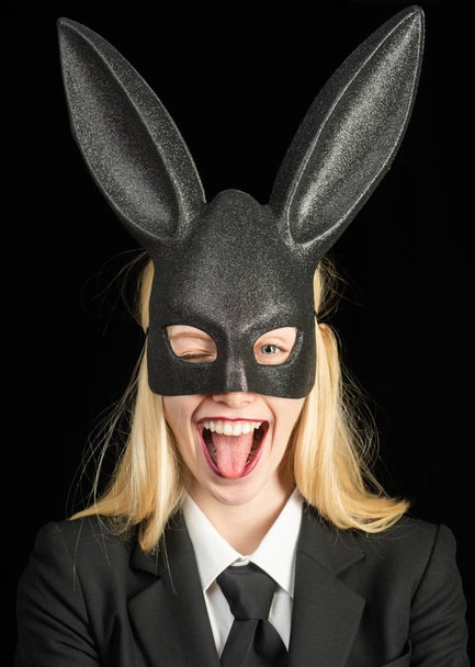Portrét šťastná žena v uši zajíček mrkání. Closeup mrkání tvář bunny girl - girl mrkání a jazyk. - Fotografie, Obrázek