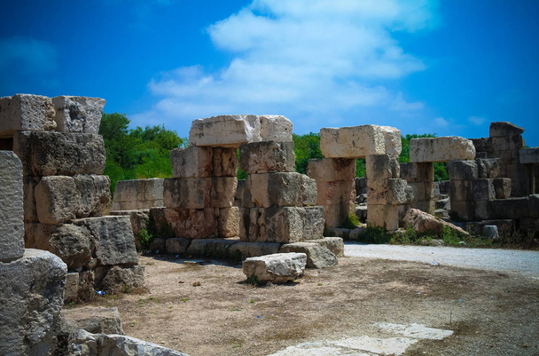 Restos del hipódromo tribuno en el sitio de excavación de columnas antiguas en Tiro, Líbano
 - Foto, imagen