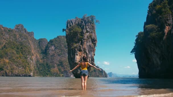 Žena, která dělá jógu před známou turistickou dominantou Ostrov Jamese Bonda v Thajsku - Záběry, video