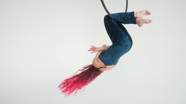Nő az acrobat a hula hoop-a fehér háttérben - Felvétel, videó