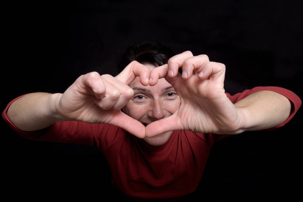 Γυναίκα που κάνει καρδιά με τα χέρια της - Φωτογραφία, εικόνα