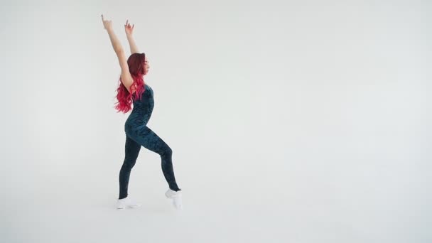 Woman acrobat on the hula hoop In the white background - Materiał filmowy, wideo