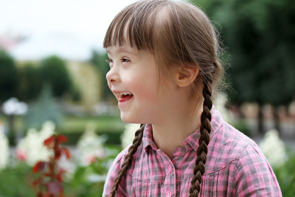 Porträt der schönen jungen Mädchen im Park . - Foto, Bild