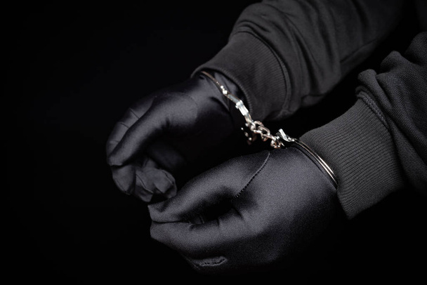 συνελήφθη άνδρας με χειροπέδες με τα χέρια στο μπροστινό μέρος - Φωτογραφία, εικόνα