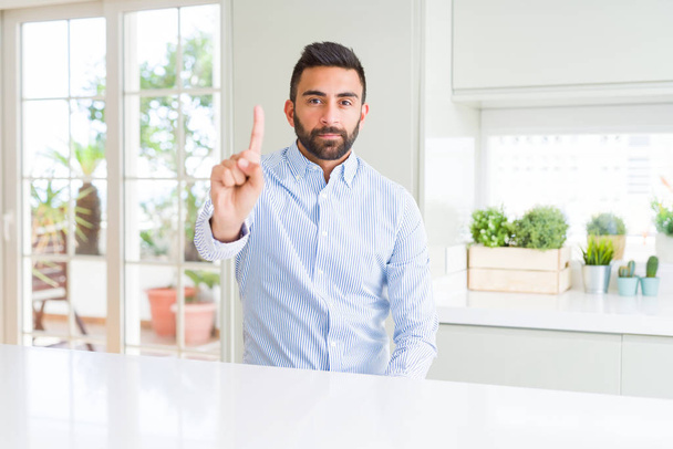 Bonito homem de negócios hispânico Apontando com o dedo para cima e expressão irritada
 - Foto, Imagem