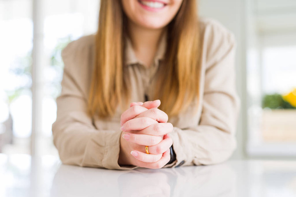 Zblízka žena prst ukazující zlatý spojenectví s překřížené ha - Fotografie, Obrázek