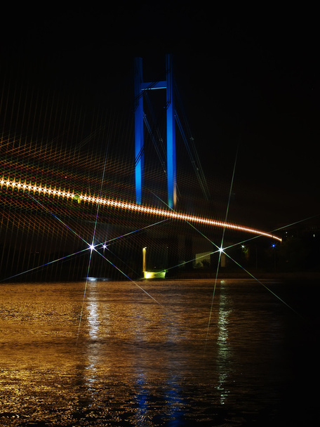 Ponte de suspensão à noite
 - Foto, Imagem