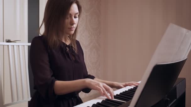 Genç kadın piyanist büyük piyano oynuyor - Video, Çekim
