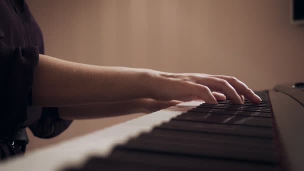 Ženské ruce hrajou na klavír - Záběry, video