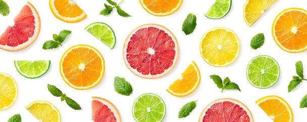Colorful pattern of citrus fruit slices and mint leaves  - Foto, immagini