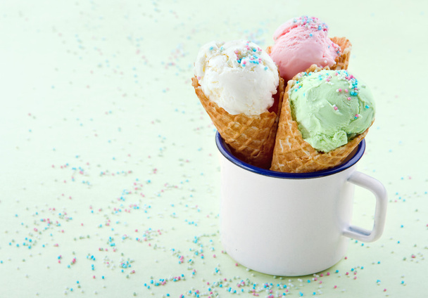 cones de sorvete em uma caneca velha
 - Foto, Imagem