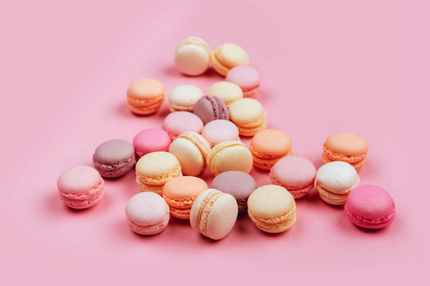 Macaroons in a pink background. - Foto, afbeelding