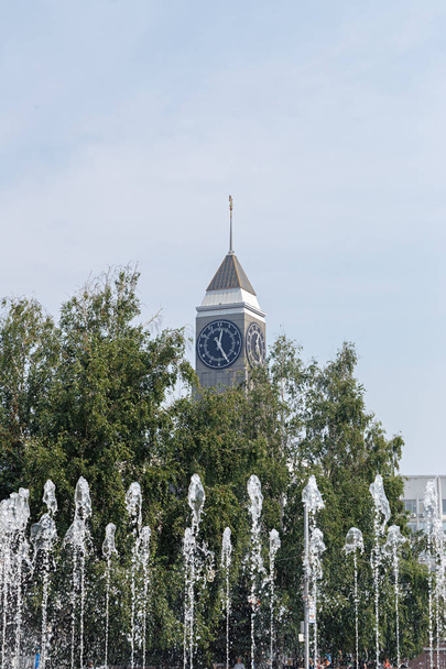 Wieża zegarowa City w administracji miasta Krasnojarsk (Krasnojarsk - Zdjęcie, obraz