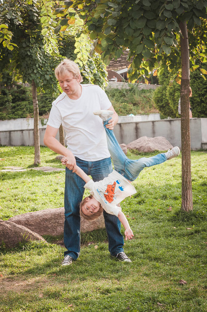 Happy father with his little so in park - Fotoğraf, Görsel