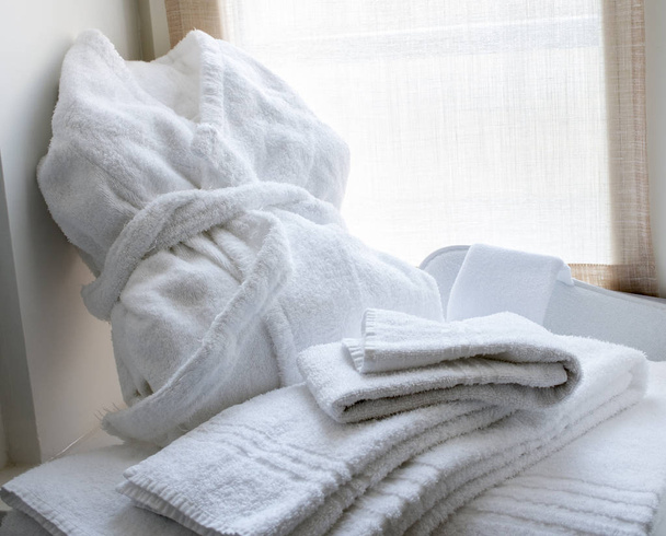 conjunto de ropa de baño blanco con albornoz, toallitas y zapatillas
 - Foto, Imagen