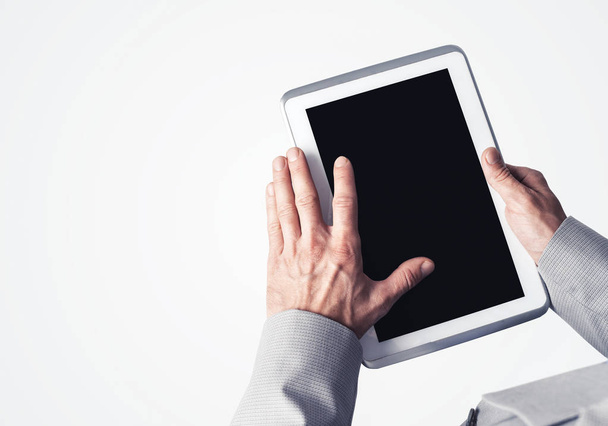 Nahaufnahme eines Geschäftsmannes mit digitalem Tablet mit leerem Display - Foto, Bild
