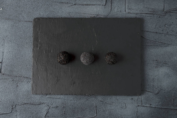 dulces crudos naturales minimalistas sin azúcar en tablero de piedra negro
 - Foto, Imagen