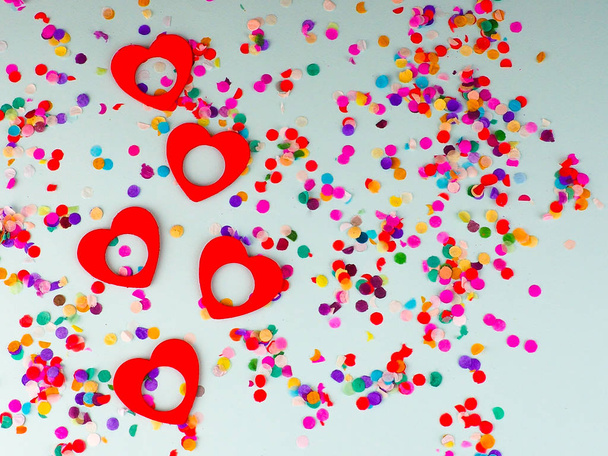 día de San Valentín, fondo gris, corazones rojos con un montón de multic
 - Foto, imagen