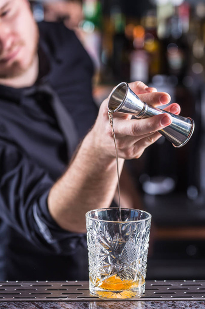 Professional barman making  alcoholic cocktail drink old fashion - Foto, afbeelding