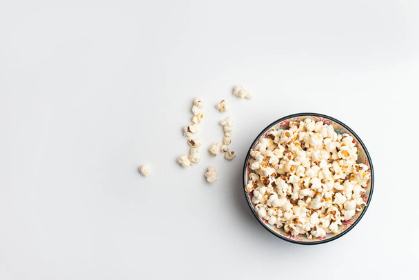 Popcorn in Schale auf weißem Hintergrund - Foto, Bild