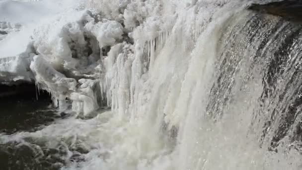 заморожений зимовий річковий водоспад вода крупним планом шум
 - Кадри, відео