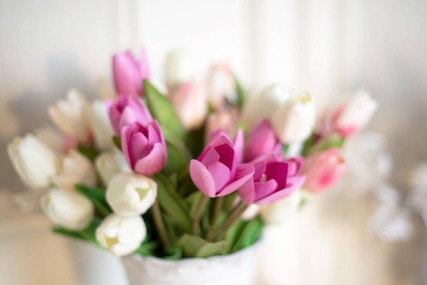 Букет белых и фиолетовых тюльпанов
 - Фото, изображение