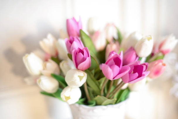 ramo de tulipanes en un jarrón - Foto, imagen