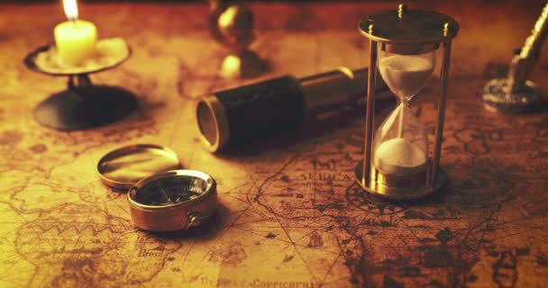 přesýpacích hodin a starověké navigační položky na staré mapě světa - Záběry, video