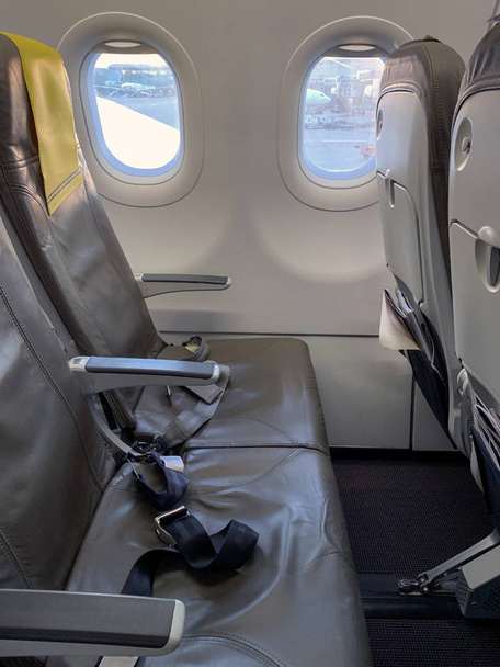 empty seats near the porthole in the plane - Foto, Bild