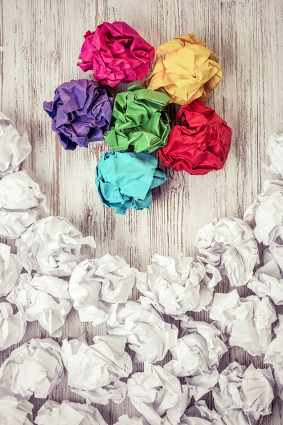 Набір з збитих паперових кульок з деякими барвистими
 - Фото, зображення