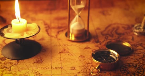 oude nautische navigatie-items met kaars op vintage kaart - Video