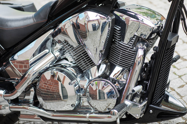 Motociclo potente motore moderno .Motocycle parte del motore con luce solare
 - Foto, immagini