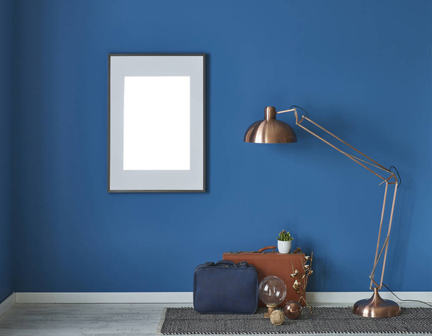 μπλε τοίχο άδειο σαλόνι με και το σαλόνι, εσωτερική διακόσμηση διακοσμητικά αξεσουάρ - Φωτογραφία, εικόνα