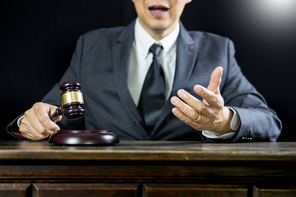Asianajaja tai tuomari neuvotella asiakkaan kanssa lakiasiaintoimistossa noin
  - Valokuva, kuva