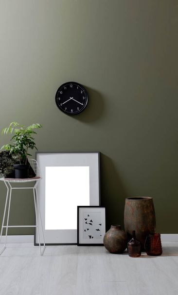 Mur vert, chaise, cadre coussin horloge nature morte. - Photo, image