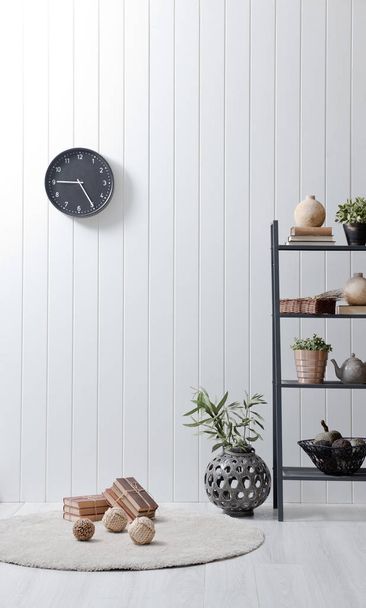 nuevo estante moderno detrás de la pared de madera blanca natural, estilo vertical
  - Foto, imagen