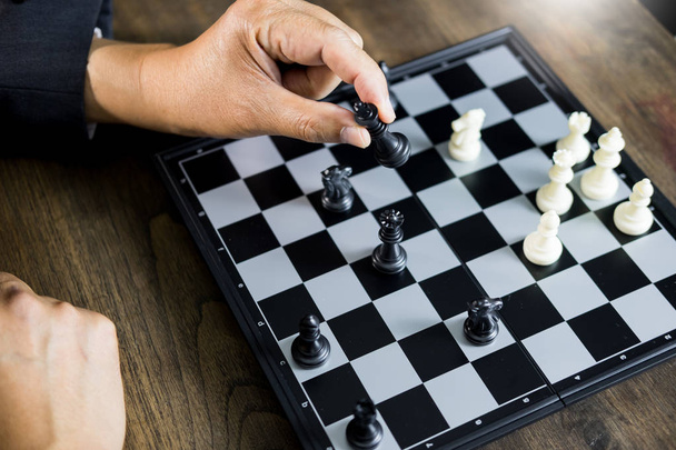mano del hombre de negocios moviendo figura de ajedrez en el tablero de competición gam
 - Foto, imagen