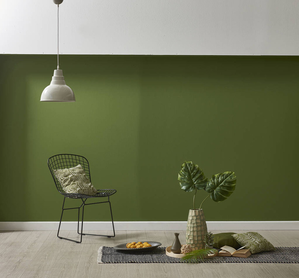 σύγχρονη πράσινη ταπετσαρία και χλεύη επάνω εσωτερική διακόσμηση με φυτά και βιβλίο - Φωτογραφία, εικόνα
