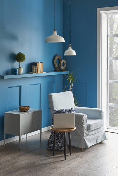 kék szoba Lakóhelyiség belsejében. Modern otthon lámpával és fotel. luxus nappali sarokstílus.  - Fotó, kép