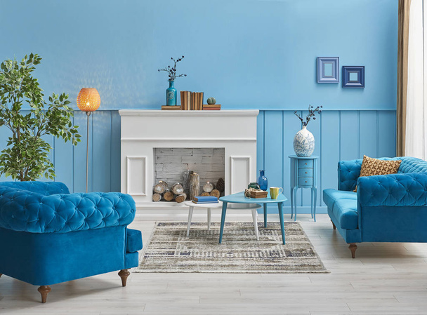 Bílý krb v obývacím pokoji, modrá stěna interiérové dekorace. - Fotografie, Obrázek