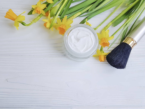 Kosmetikcreme, Blume Narzisse, auf weißem Holzgrund - Foto, Bild