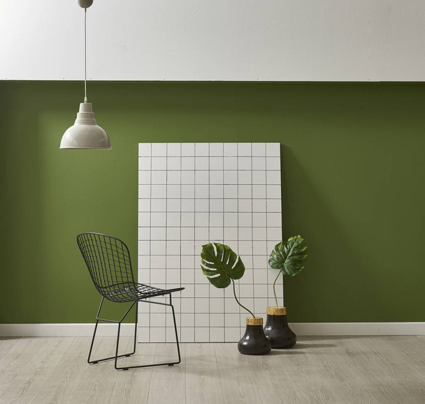 σύγχρονη πράσινη ταπετσαρία και χλεύη επάνω εσωτερική διακόσμηση με φυτικά και καρέκλα - Φωτογραφία, εικόνα