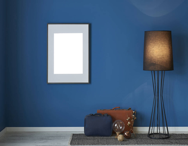 синя стіна порожня вітальня з вітальнею і зоною, дизайн інтер'єру декоративні аксесуари
 - Фото, зображення