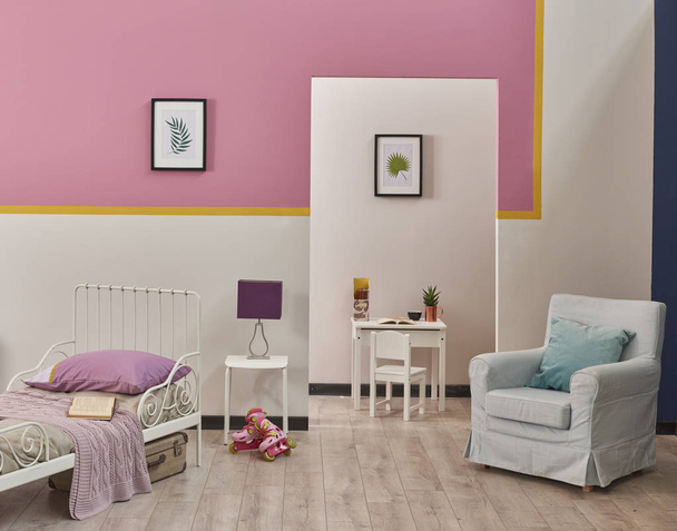 Рожевий біло-блакитна стіна стиль ліжка кімнати
. - Фото, зображення