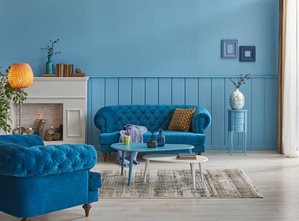 Niebieska sofa i koncepcja ścian, dekoracja wnętrz z pomarańczową lampą, środkowy stół ramki stylu. - Zdjęcie, obraz