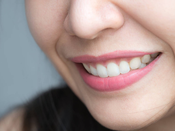 Detailní záběr Asijská Čínská Thajská žena ženy make-up obličeje. Žena s červenými rty rtěnku a zdravé zubní bílé velké dokonalé zuby. Usměvavý, zubní zubní kliniky koncept. otevřenými ústy. zub moudrosti - Fotografie, Obrázek